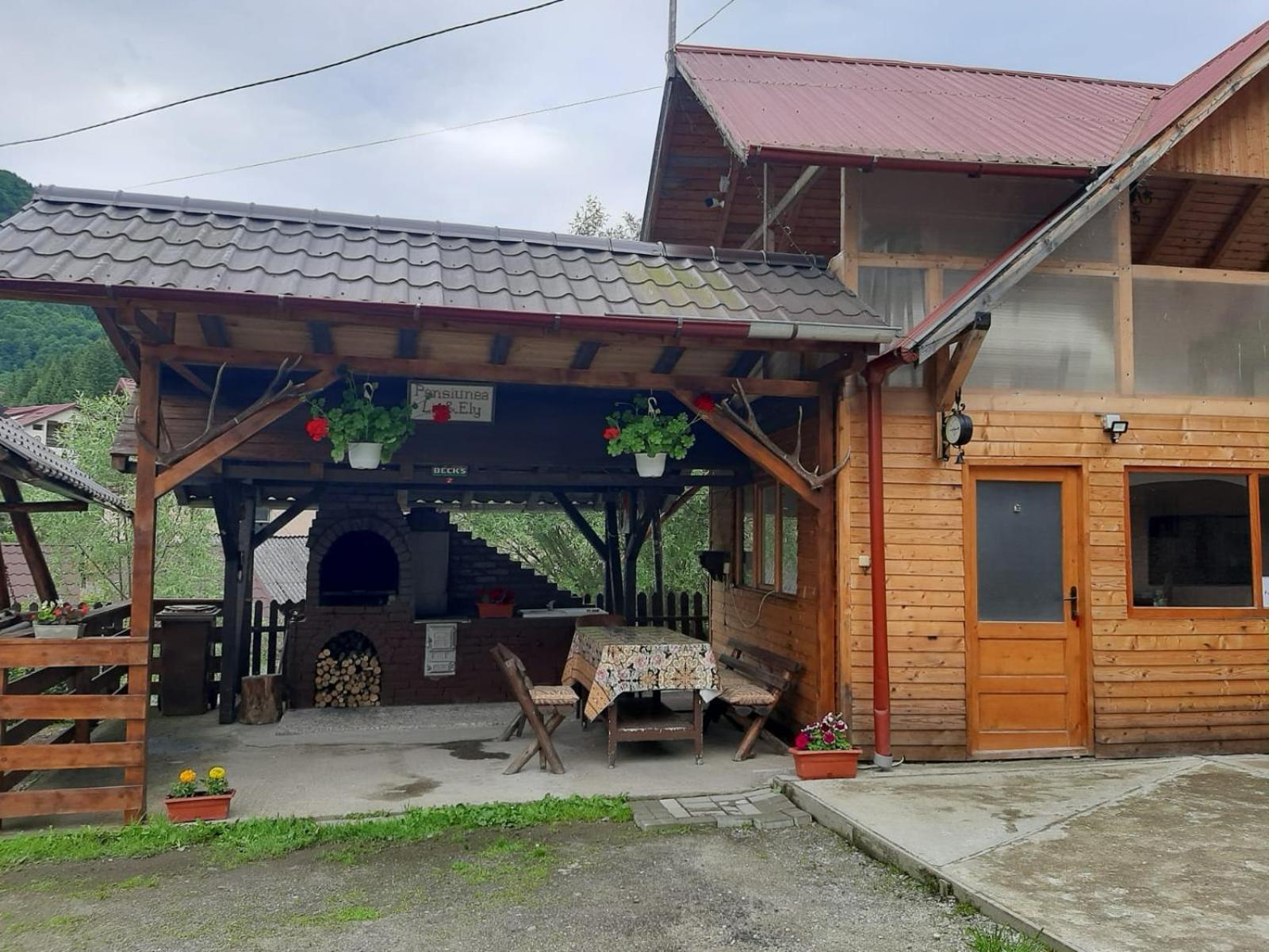 Lip Si Ely Hotel Dimbovicioara Exterior photo